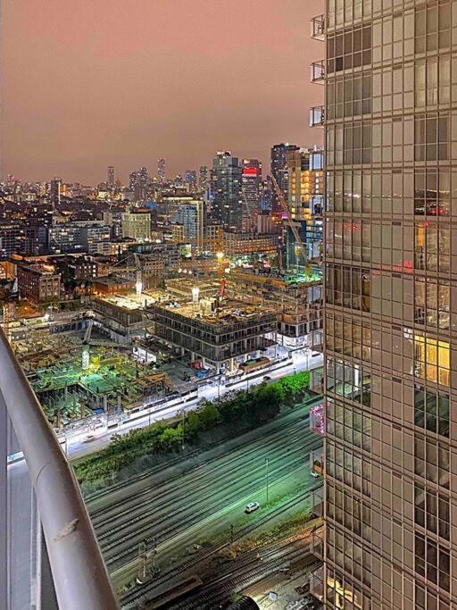 Stunning Condo Wit Amazing View 5Mins From Cntower Торонто Екстер'єр фото
