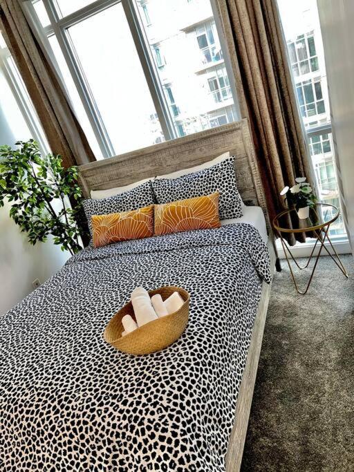 Stunning Condo Wit Amazing View 5Mins From Cntower Торонто Екстер'єр фото